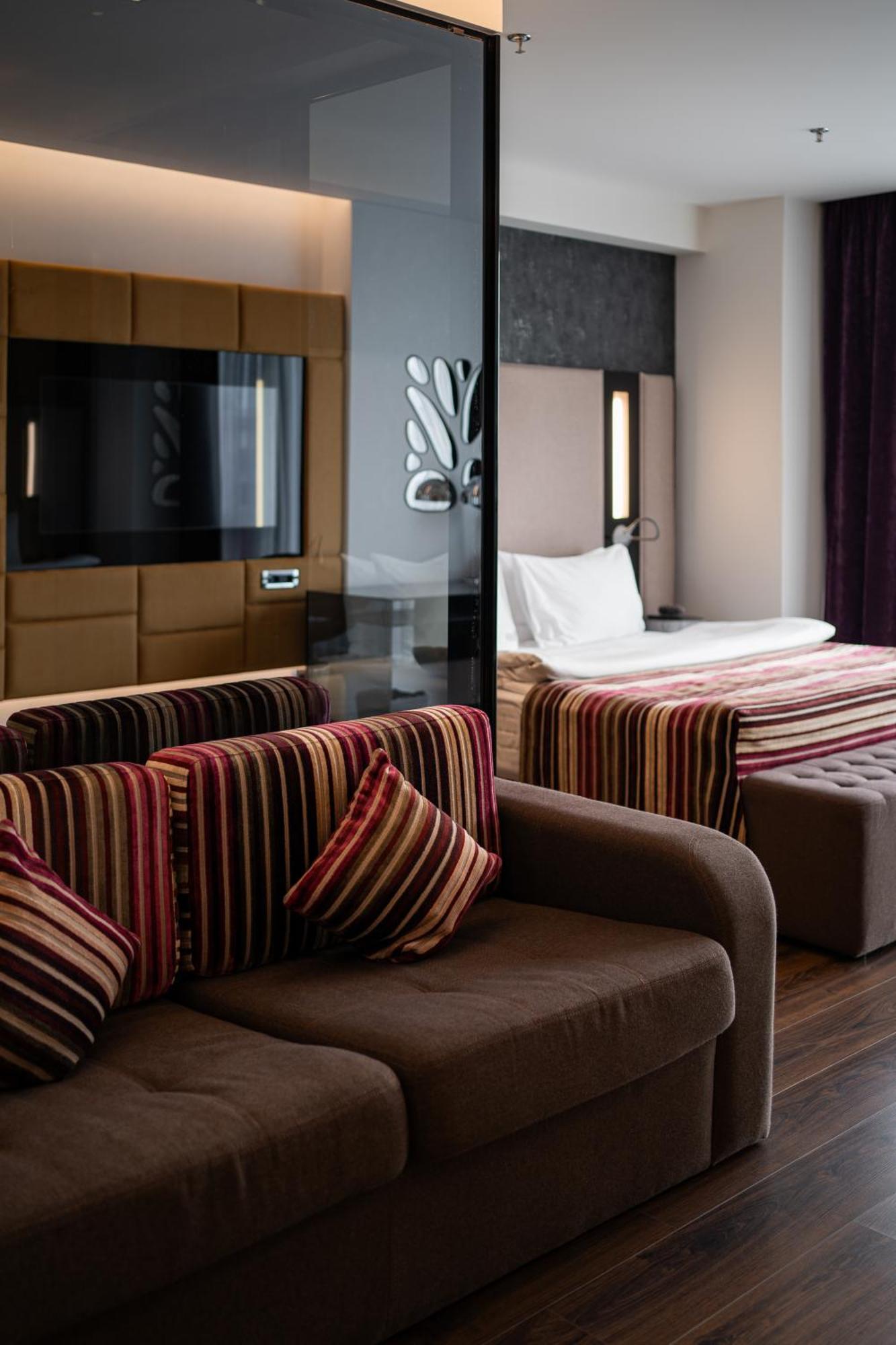 11 Mirrors Design Hotel Kyiv Exterior photo