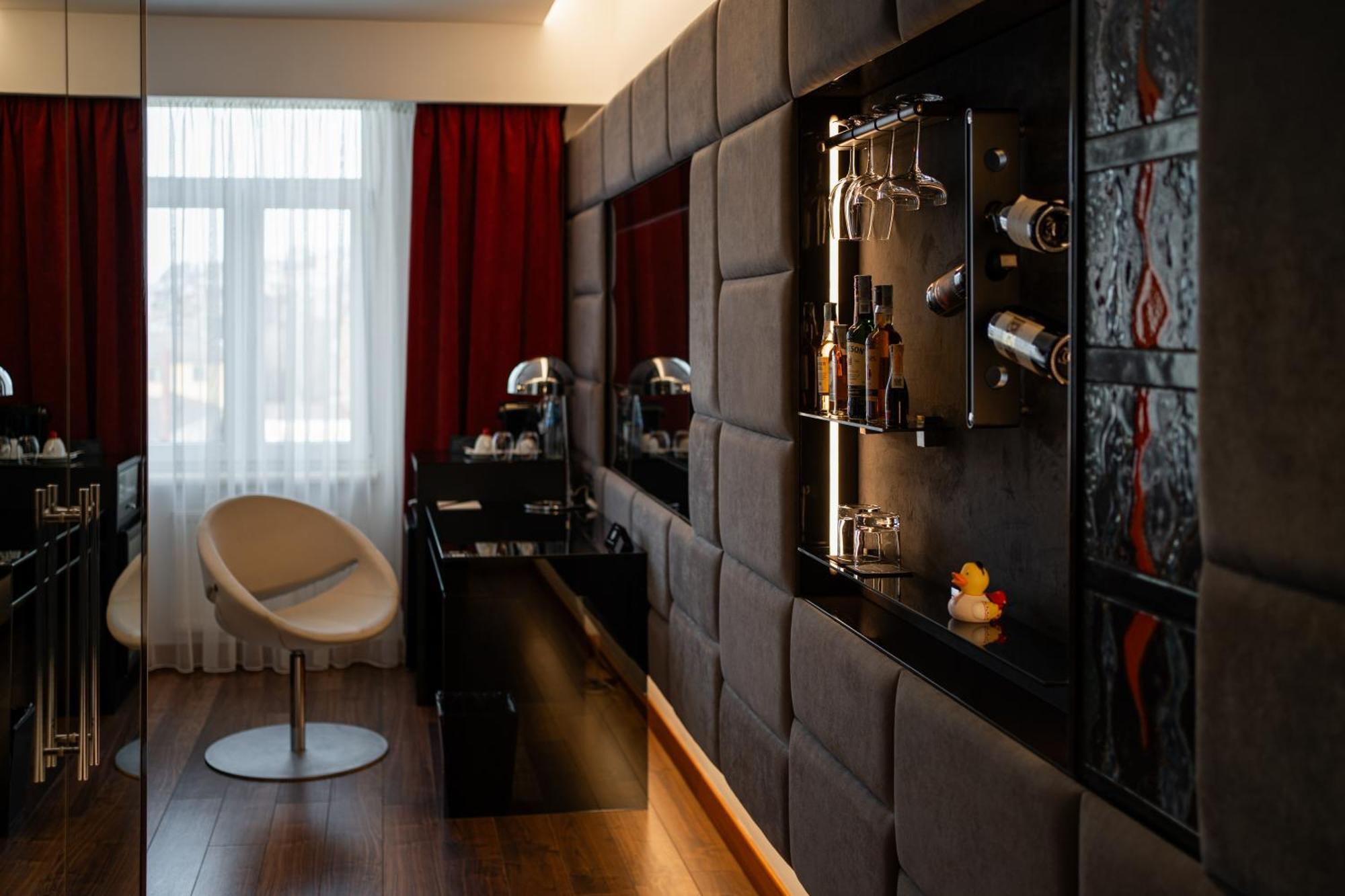 11 Mirrors Design Hotel Kyiv Exterior photo