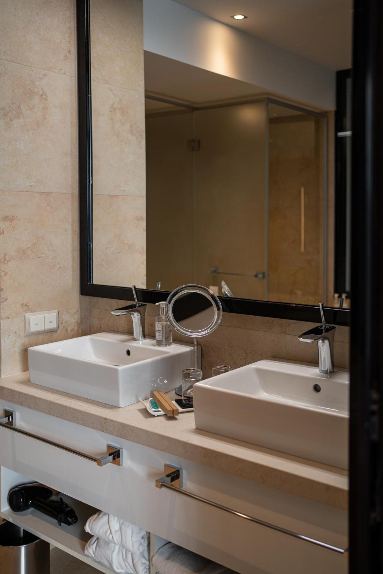11 Mirrors Design Hotel Kyiv Exterior photo